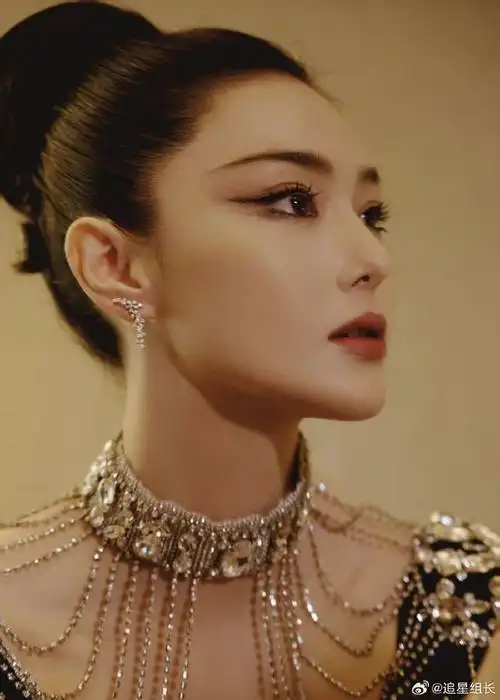 张馨予红毯前勒腰