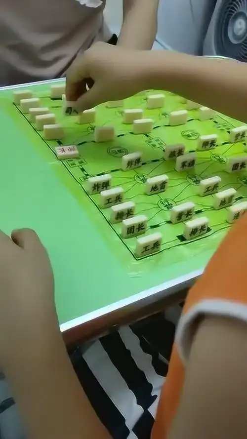 跟孩子玩军棋,我知道玩不过你,只能出此下策了!