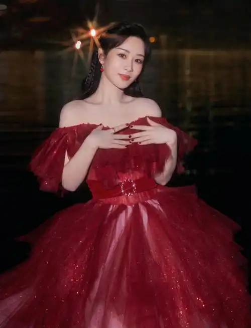 杨紫 in【selenechow2022ss|浪漫主义】新复古渐变红色礼服登上合南