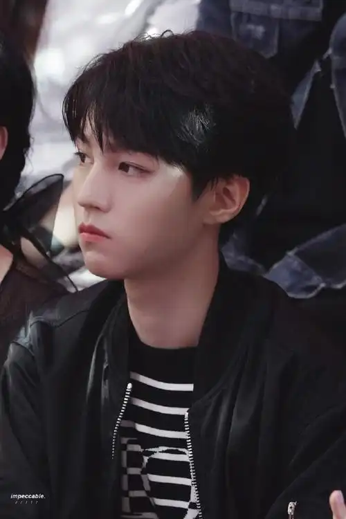 锋利精致的五官,漂亮的大眼睛,没有一处不完美  @tfboys-王俊凯