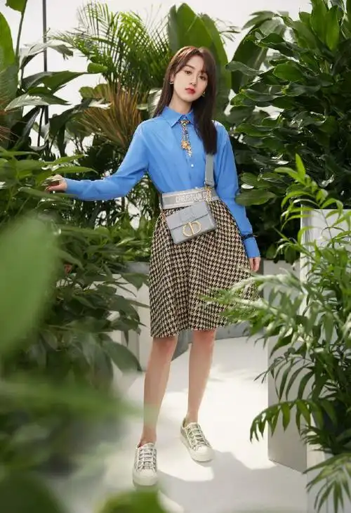 袁冰妍穿搭真心机连衣裤配短皮靴秀出小鸟腿太美了