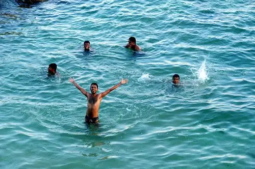 海里游泳的年轻人