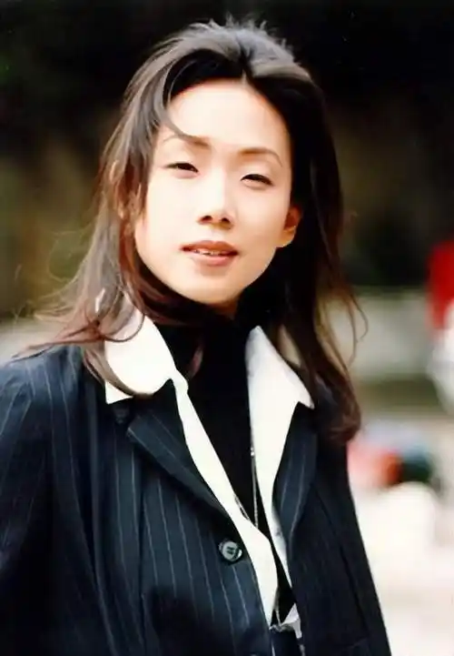 原创林忆莲为干爹胡枫庆生打扮朴素身材丰满与男友分手后生活低调