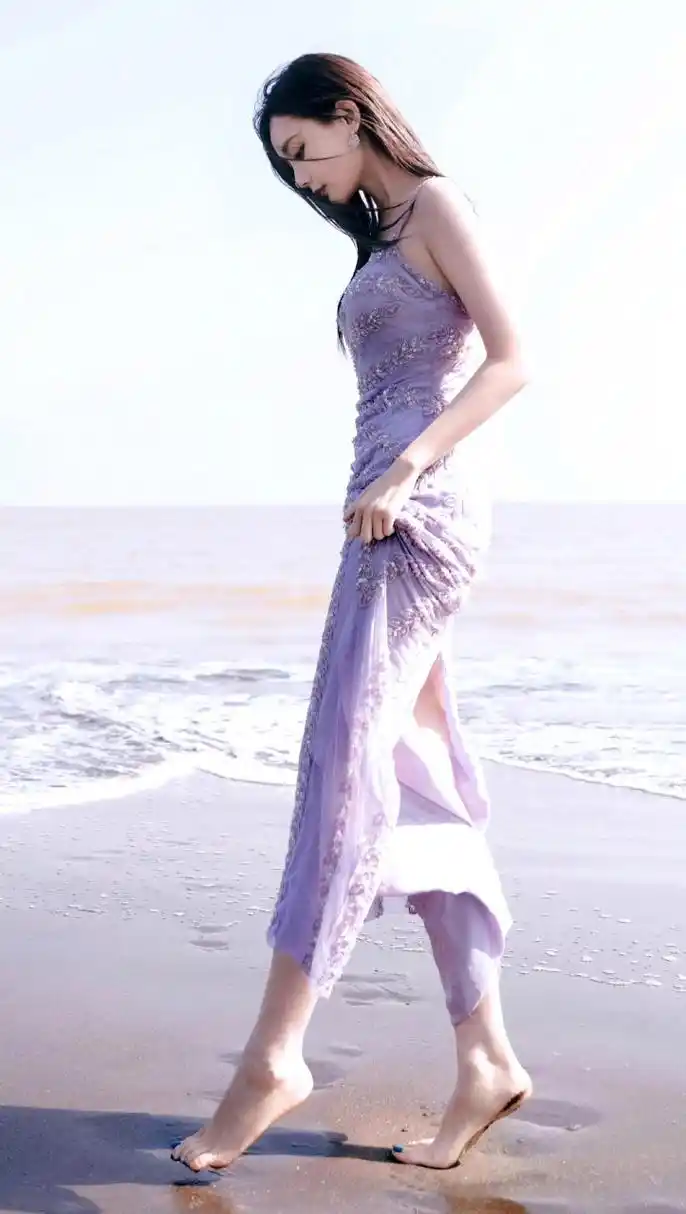 李一桐 ​​​[亲吻]肤白貌美大长腿,柳叶弯眉樱桃嘴[亲吻]