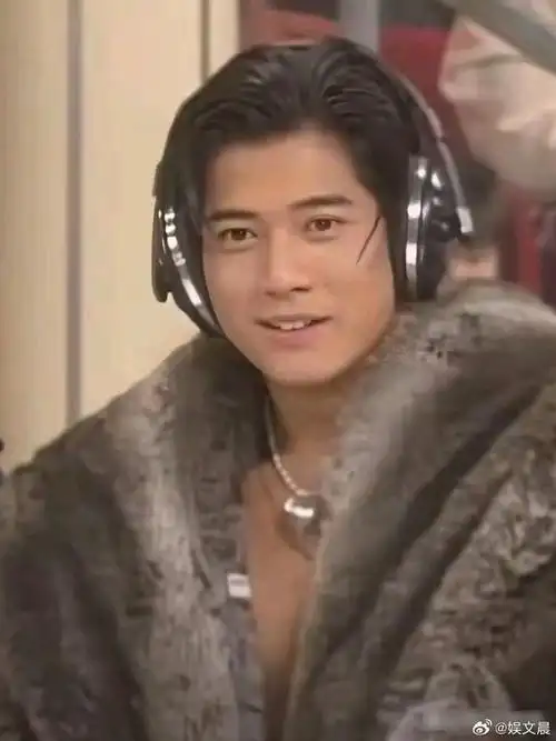 郭富城年轻的时候是真帅啊.五官俊秀,目光清澈.