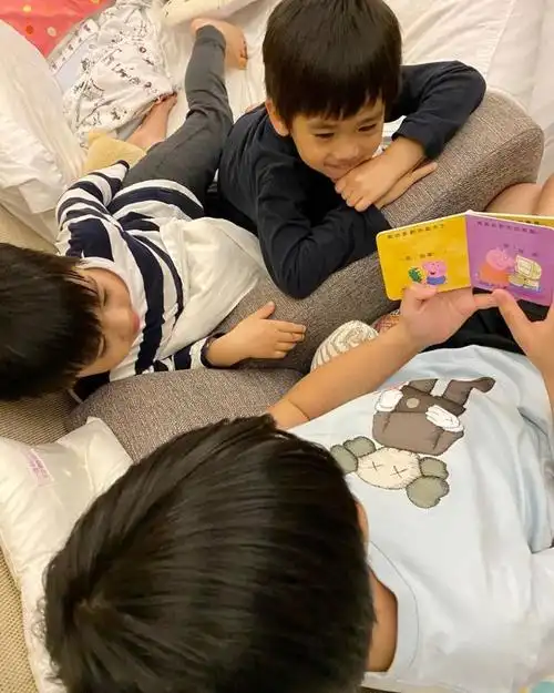 原来这已经不是大儿子第一次帮爸爸的忙了,在3月底林志颖在儿子的帮助