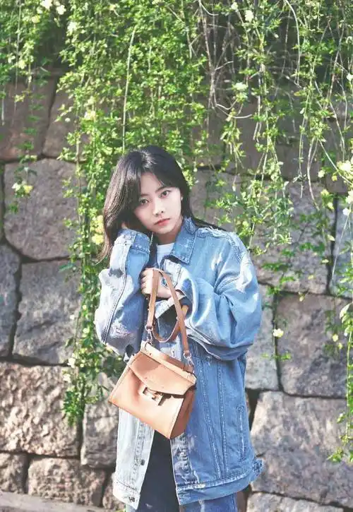 原创谭松韵春季时尚大片引领潮流牛仔look清爽减龄30岁美回大学生