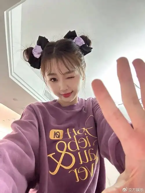 虞书欣穿紫色卫衣嘟嘴卖萌 扎可爱双丸子头超可爱|虞书欣|可爱|紫色系