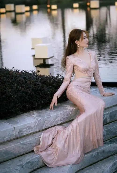 徐璐的身材逆天了穿亮片裙在腰上挖洞生怕埋没了好身材