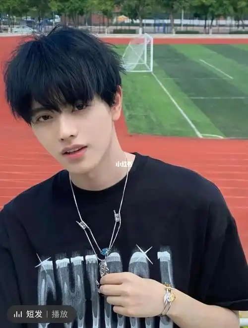 这个发色叫蓝黑色染完被追着问的发色,气质又独特男生也很适合