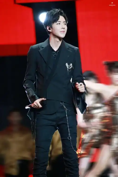 刘宇宁一身黑色西装尽显优越身材,爱在七夕浪漫相约