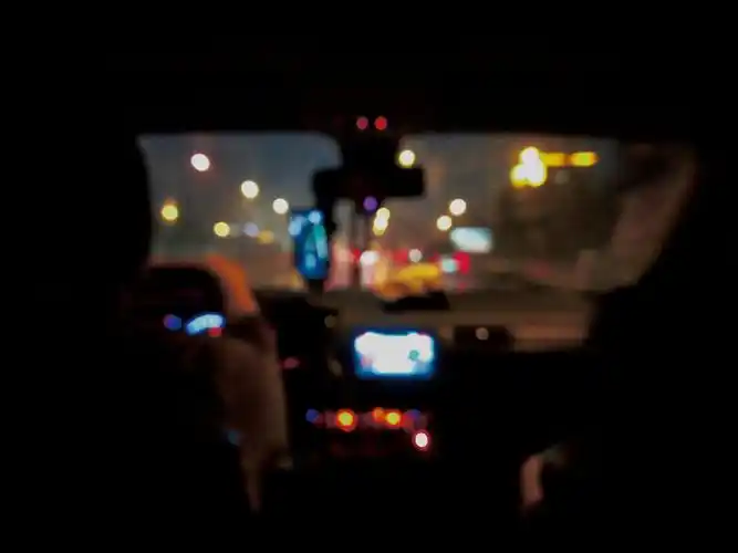 夜晚即将踏入职场前在广州珠江边吹着风看着景要去外地工作前看望完