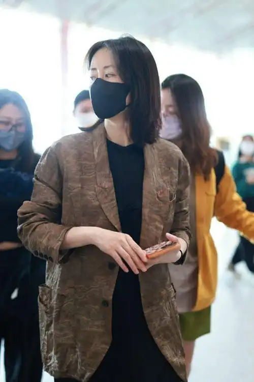 刘敏涛现身北京机场,时尚搭配年轻有活力.