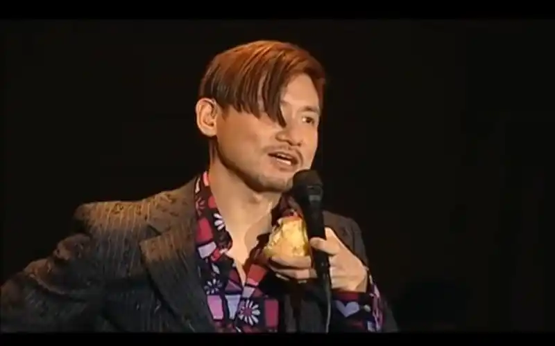 歌神张学友边唱边啃苹果,网友:膝盖给你!