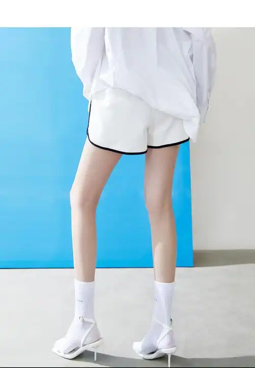 moco2022夏季新品白色牛仔短裤运动风胶章高腰mbb2sot003摩安珂牛仔