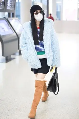 范冰冰穿貂皮大衣配短裤,深冬玩"下衣失踪"秀身材显时尚