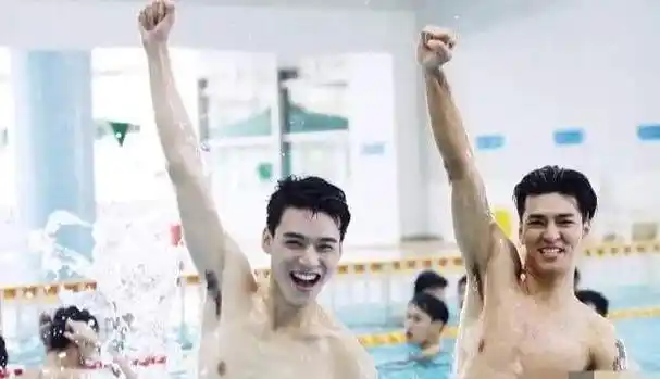 他是全国超模他也是龚俊双男主剧《盛势》中的男主角,一身腱子肉,195