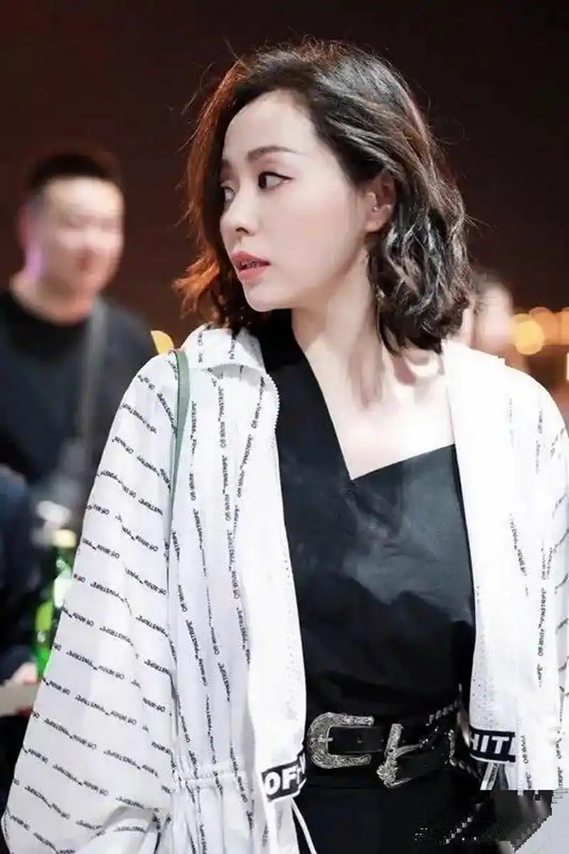 张靓颖齐肩微卷短发造型