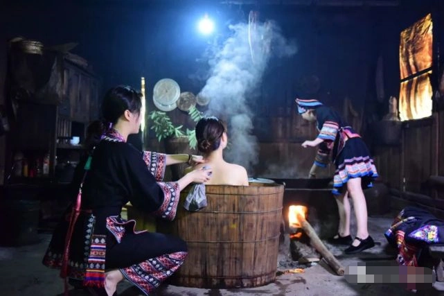 瑶族妇女产后洗泡"三天出工"的药浴后,三天后就可以下地劳作,上山砍柴