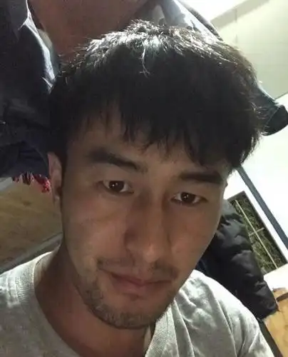 皮肤黑的男生, 怎么搭配才能穿得帅?