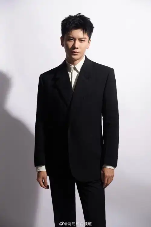 王嘉极简黑白氛围感大片#青年演员@王嘉jevon经典黑西装yyds!