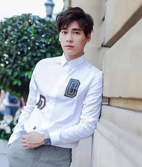 36岁李易峰近况曝光搂抱美女疑有新恋情女方高调表白疑官宣