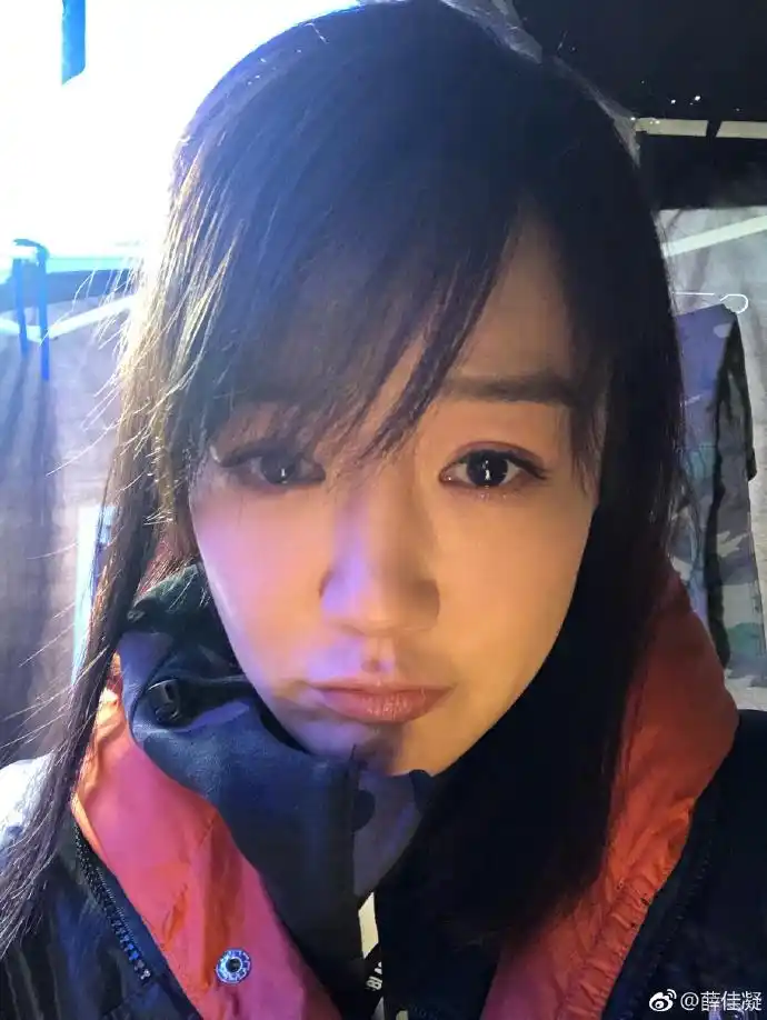 组图:薛佳凝晒春日自拍照 眼睛水灵睫毛卷翘颜值依旧_高清图集_新浪网