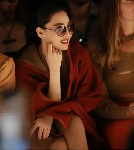 百变女神张馨予亮相巴黎时装周,服装造型多变