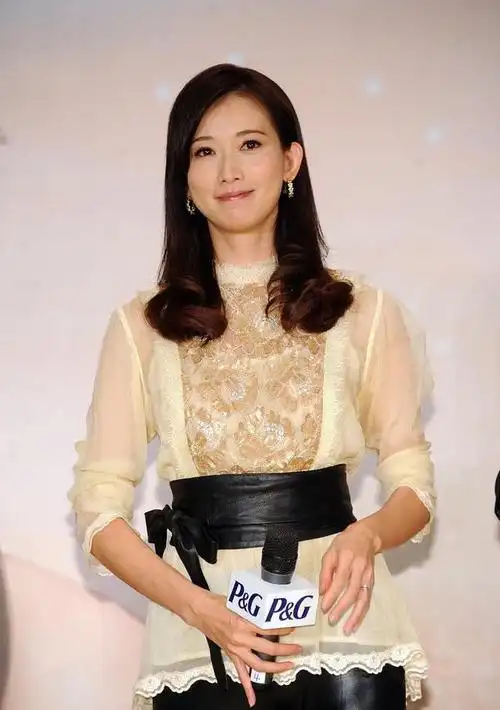 林志玲这衣服真挺有亮点的身子前面挡块蕾丝好身材没藏住