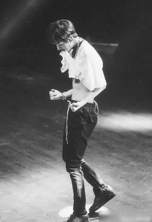 王一博腹肌杀魔鬼身材河南小王你值得拥有