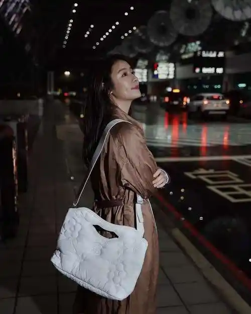 林心如分享了自己最新的街拍照片,展现风采