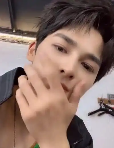 朱正廷素颜照曝光颜值超赞惹人羡网友不愧是人间仙子