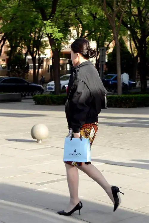 尖头轻巧的细跟高跟鞋展现时尚女人妩媚迷人的气息