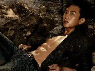 郑恺晒邓超八块腹肌为其庆生,网友却怀疑是p的!