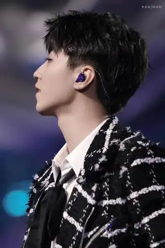 王俊凯高颜值妆容神仙哥哥下凡来见你