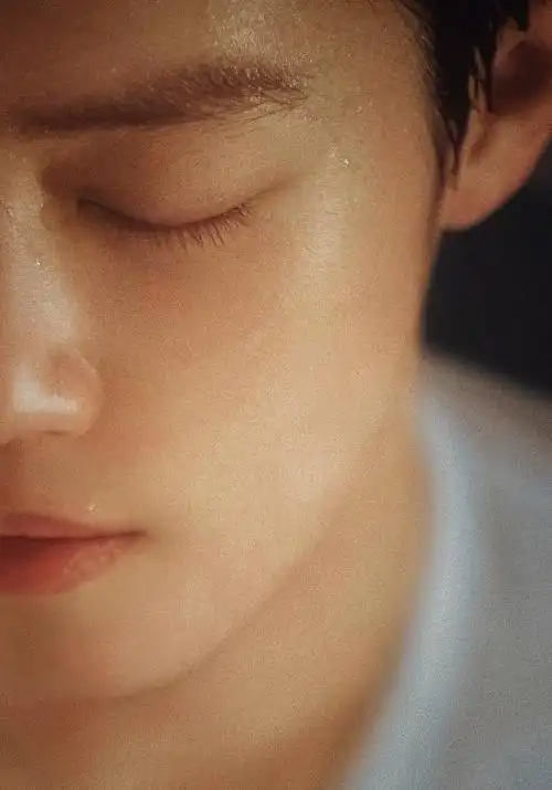 肖战晒出"浴缸照",看到这一细节,未成年粉丝请自觉闭眼_网易订阅