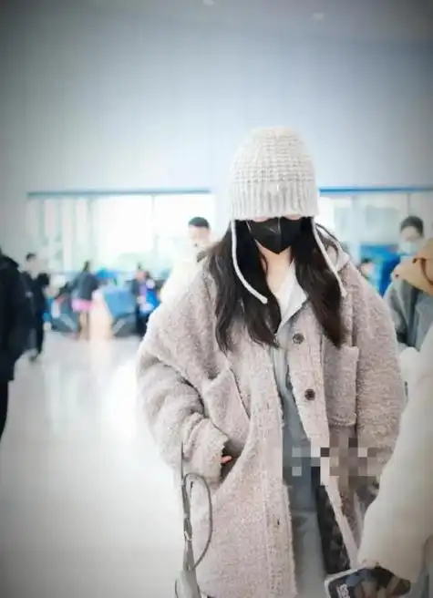 杨紫机场穿搭灰色套装奶呼呼外搭同色系帽子尽显时尚感