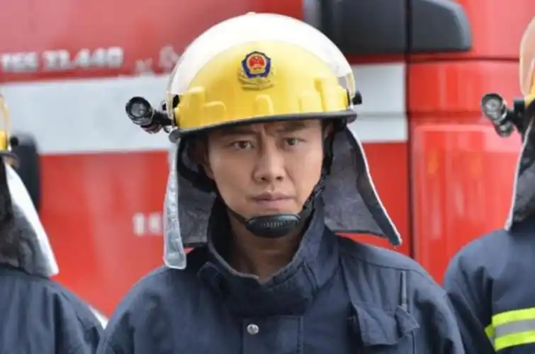 回顾39岁赵荀,从李二牛改成花美男,他的骨盆用3颗钉子挂在腰上