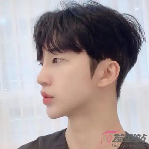 17岁男学生帅气发型 校园男神必备发型推荐