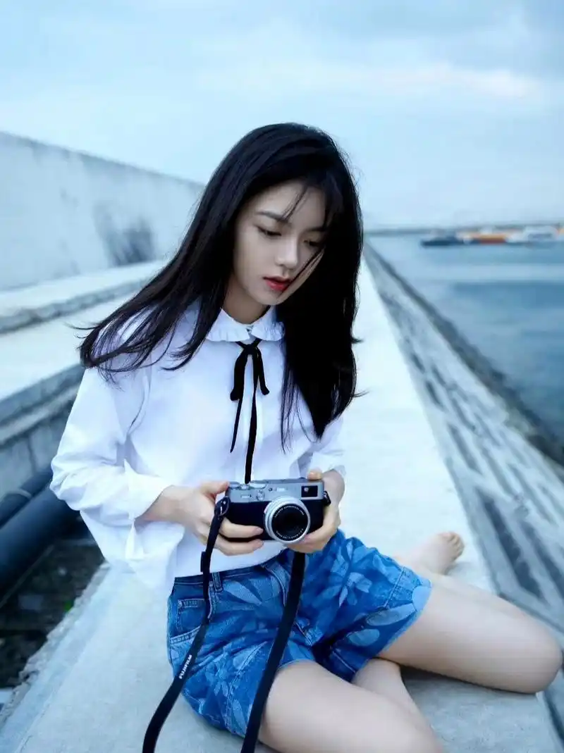 赵今麦长得好纯净,白色上衣搭配蓝色短裤,清新俏丽,元气满满!