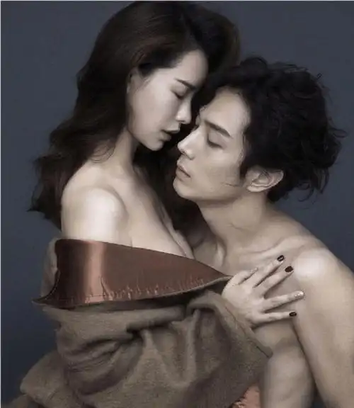 戚薇携丈夫女儿现身游玩夫妻紧抱破除谣言女儿很淑女