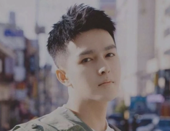 "两边推短,中间不动",男生发型这样剪太帅了!