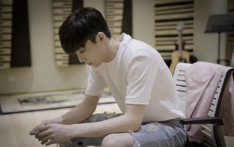 陈立农条纹衫配破洞牛仔裤大长腿立显不过下半身飘的那是啥