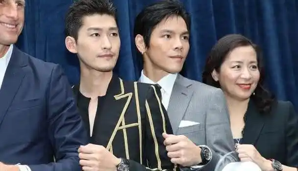 三大型男齐现活动,张翰和向佐梳同款发型有气质,买超也很帅!_腾讯新闻