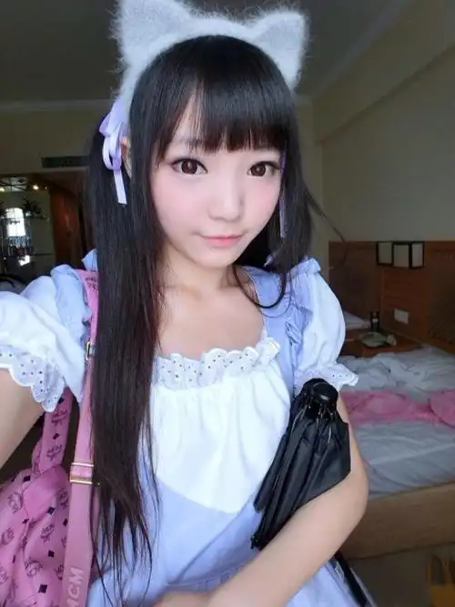 咬人猫紫色连衣裙自拍