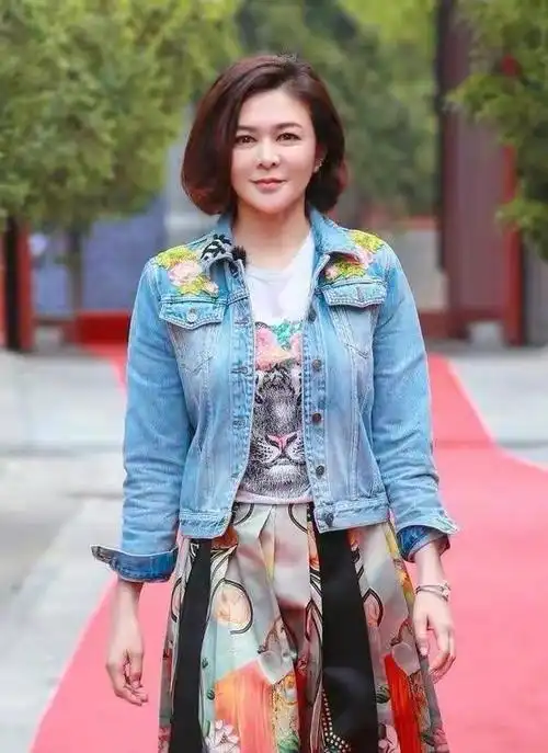 关之琳越穿越年轻牛仔衣里挂大金链子配酒红色短发又美又飒