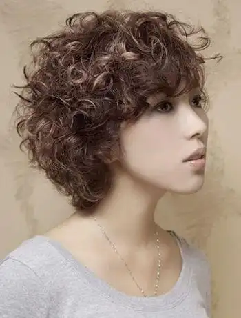 2015冬季潮流烟花烫发型 窄额头长脸烟花卷短发发型图片(2)