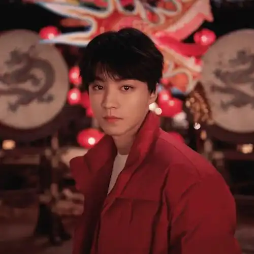 怎么穿这种红色羽绒服都这么好看06#英雄联盟手游品牌代言人王俊凯