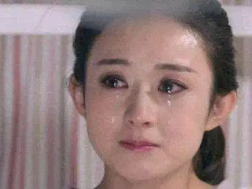 哭戏也最虐心,相比那些嚎啕大哭的戏码,最走心的还是她默默流泪的样子