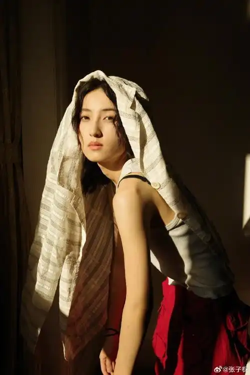 张子枫穿白背心